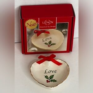 LENOX HEART SHAPED HOLLY & BERRIES LOVE DISH
